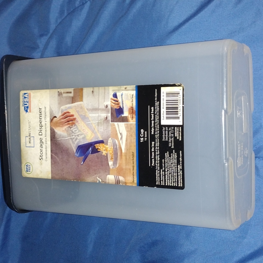 Plastic storage container